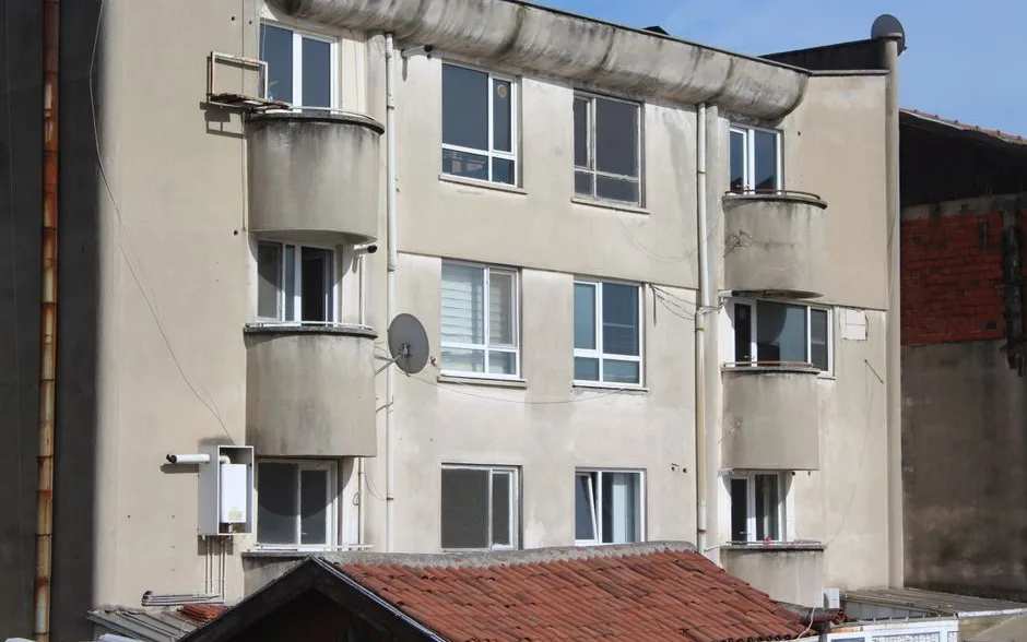 Immeuble d’appartements en copropriété avec ses façades et ses balcons